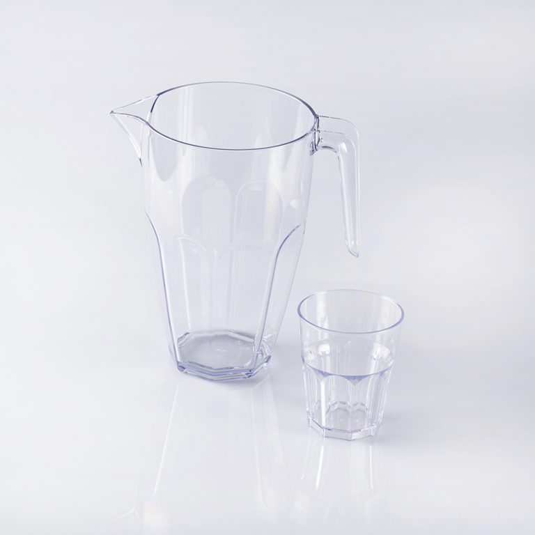 Set di bicchieri in plastica infrangibile, ideali per contenere le bevande preferite durante gli eventi o le serate tra amici in tutta sicurezza